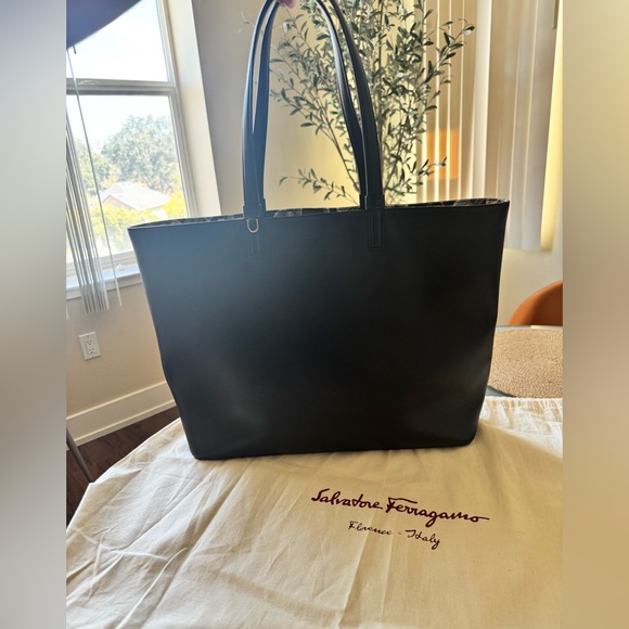 Salvatore Ferragamo Black Tote Bag with Floral Print Interior - Picture 1 of 16